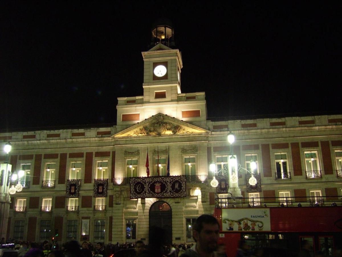 Apartamentos Felipe IV Plaza Mayor Madrid Luaran gambar